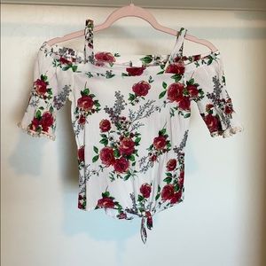 🍍4/$20🍍 Rose print cold shoulder blouse